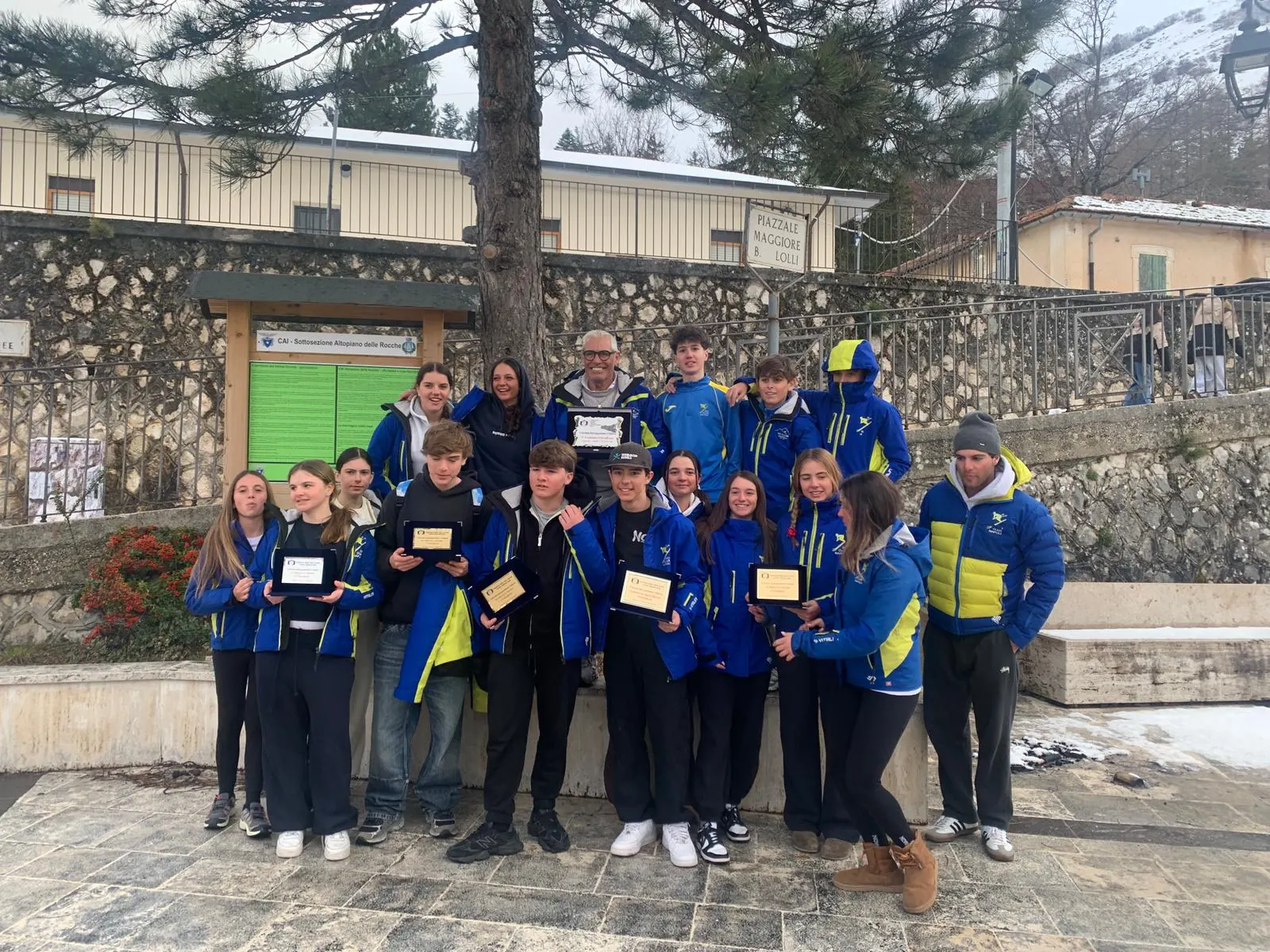 I ragazzi del Volare Team con le targhe di premiazione